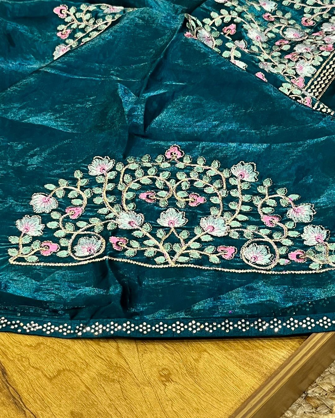 White Colour Fandy Saree with Contrast Blouse Piece