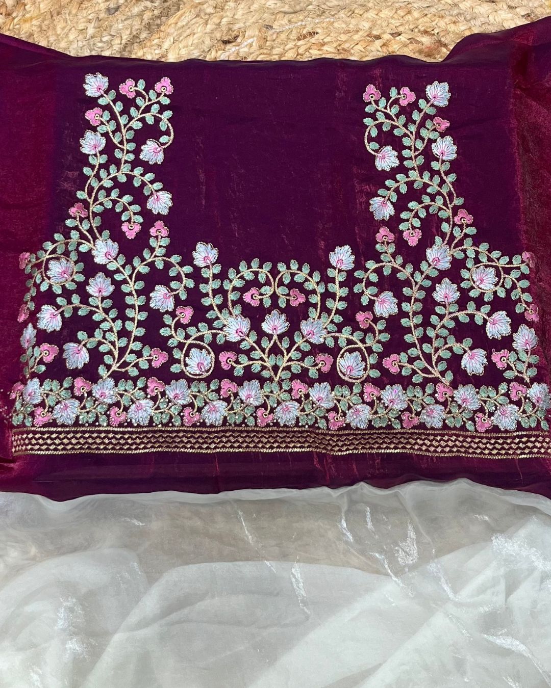 White Colour Fandy Saree with Contrast Blouse Piece