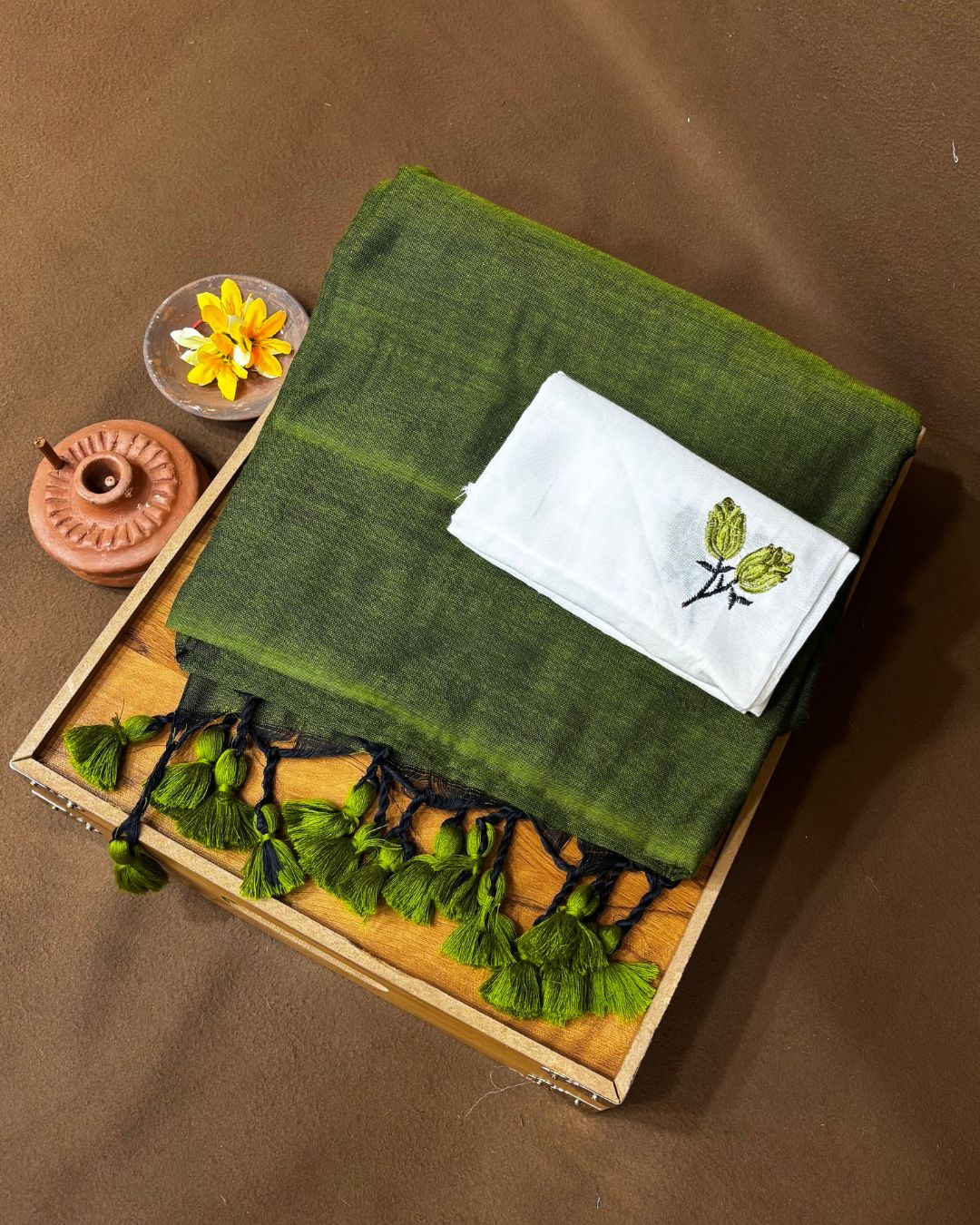 Moss Green Colour Cotton Saree with Contrast Blouse Piece