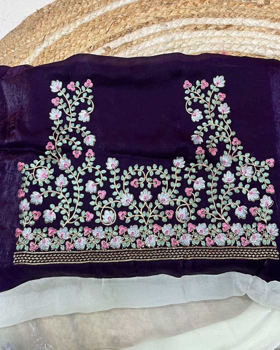 White Colour Fandy Saree with Contrast Blouse Piece