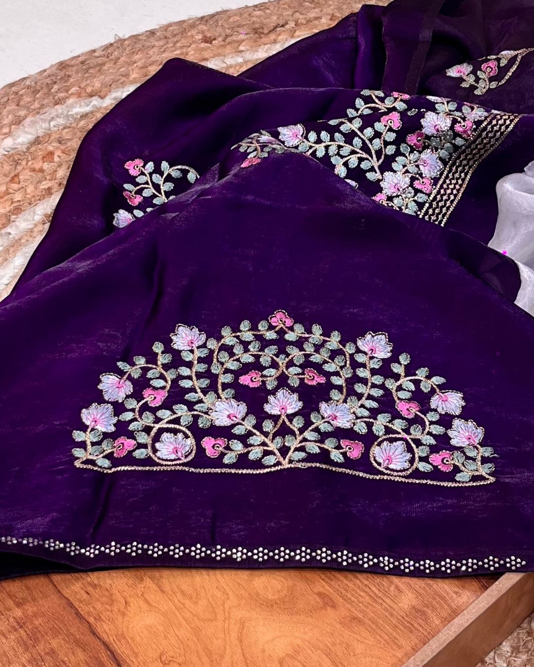 White Colour Fandy Saree with Contrast Blouse Piece